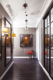 Сив тапет в коридора