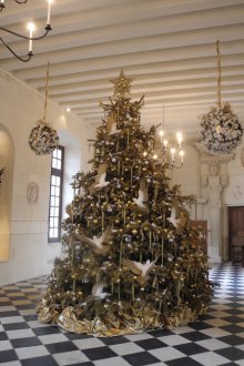 Златна украса за коледно дърво