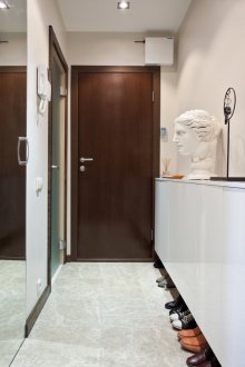 Коридор с ярки обикновени стени