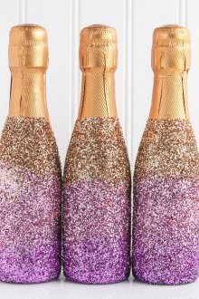 Новогодишен декор на бутилка шампанско в лилаво