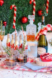 Коледен декор за бутилка шампанско в червено и бяло