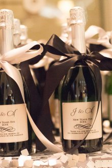 Новогодишен декор на бутилки с шампанско с панделки