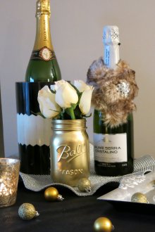 Новогодишен декор на бутилка шампанско с козина