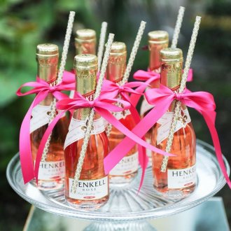 Новогодишен декор от розова бутилка шампанско