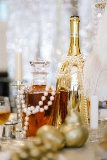 Новогодишен декор на бутилка шампанско в златист цвят