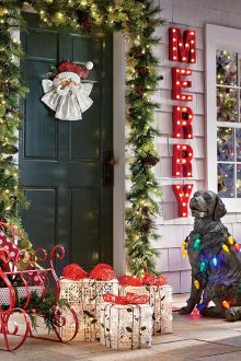 Коледна украса на фасадата с фигурка за куче