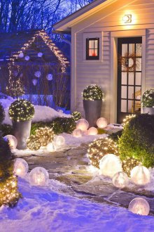 Коледна украса на фасадата с гирлянд