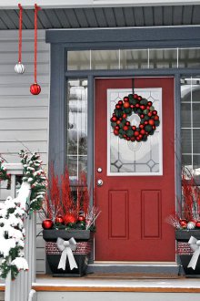 Коледна украса на фасадата в червено