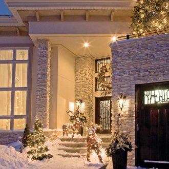 Коледна украса на фасадата с елени