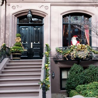 Коледна украса на фасадата и парапетите