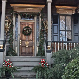 Коледна украса на фасадата в селски стил