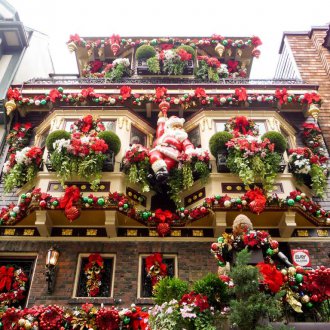 Коледната украса на фасадата на Дядо Коледа