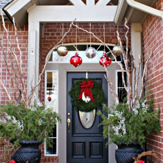 Коледна украса на фасадата с топки