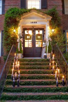 Коледна украса на фасадата със свещи