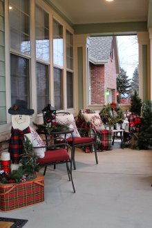 Коледна украса на фасадата и терасата