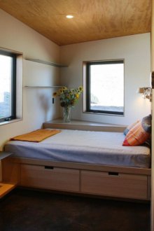 Reka bentuk bilik tidur yang sempit di dalam rumah