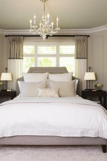 Reka bentuk bilik tidur sempit dalam warna pastel