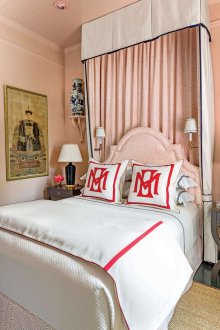 Reka bentuk bilik tidur merah jambu yang sempit