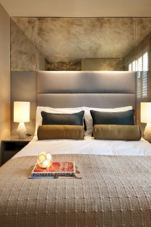 Reka bentuk bilik tidur sempit dengan cermin