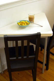 Сгъваема триъгълна маса