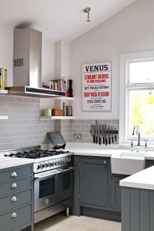 Кухня 6 кв.м с червен хладилник