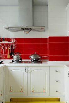 Кухня 6 кв.м с боядисани шкафове