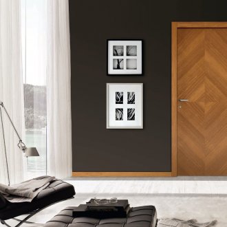 Кафява вътрешна врата и плот