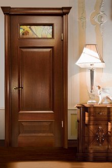 Кафява дървена врата и плот