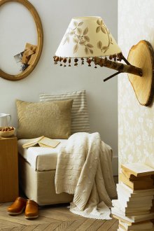 Декорът на абажура от останките на тапети