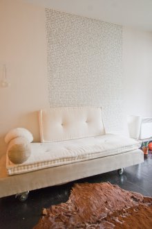 Останките от тапет с букви