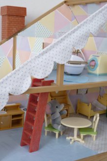 Използване на остатъчен тапет за къща за кукли