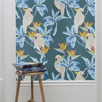 Останките на тапета с папагали в интериора