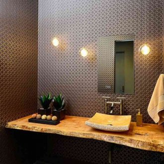 Останките от тапети с модел в банята