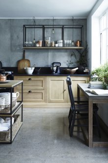 Кухня с бетонни стени в частна къща 2019