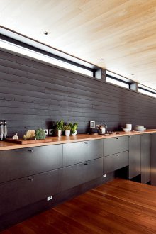 Кухня без висящи шкафове в къщата