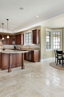 Масивна кухня в частна къща