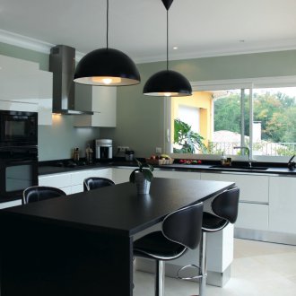 Монохромна кухня в частна къща