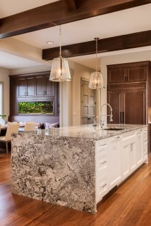 Островна кухня в частна къща