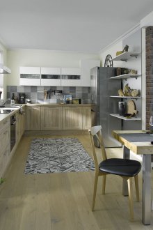 Светла кухня в частна къща