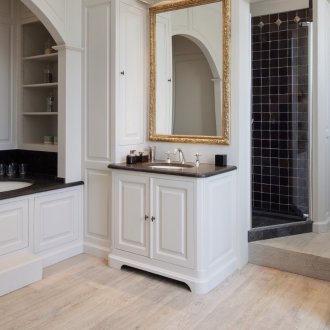 Бяла баня с черни плотове