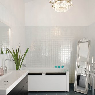 Бяла баня с мебели от венге