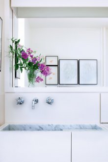 Бял интериор за баня