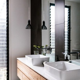 Бяло таванско помещение за баня