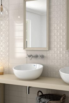 Бяла баня с релефни плочки