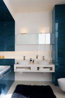 Бяла и синя лъскава баня