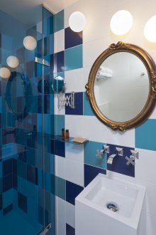 Бяла и синя квадратна баня с плочки