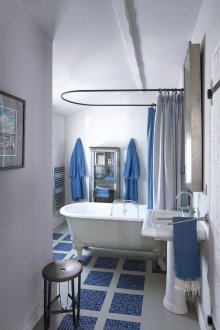 Бяла и синя мозаечна баня на пода