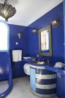 Бяла и синя вана в ориенталски стил