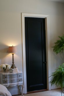 Черна тясна врата за спалня