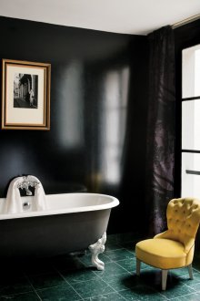 Черно-бяла баня с лъскави стени.